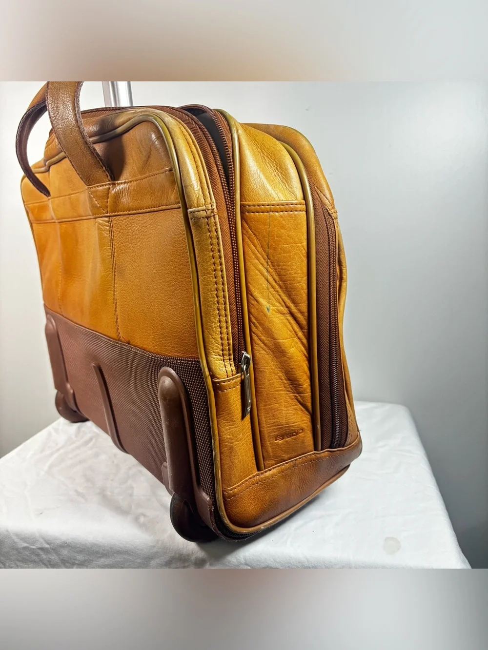 Solo New York Walker Brown Camel Leather Briefcase Laptop Rolling Travel B